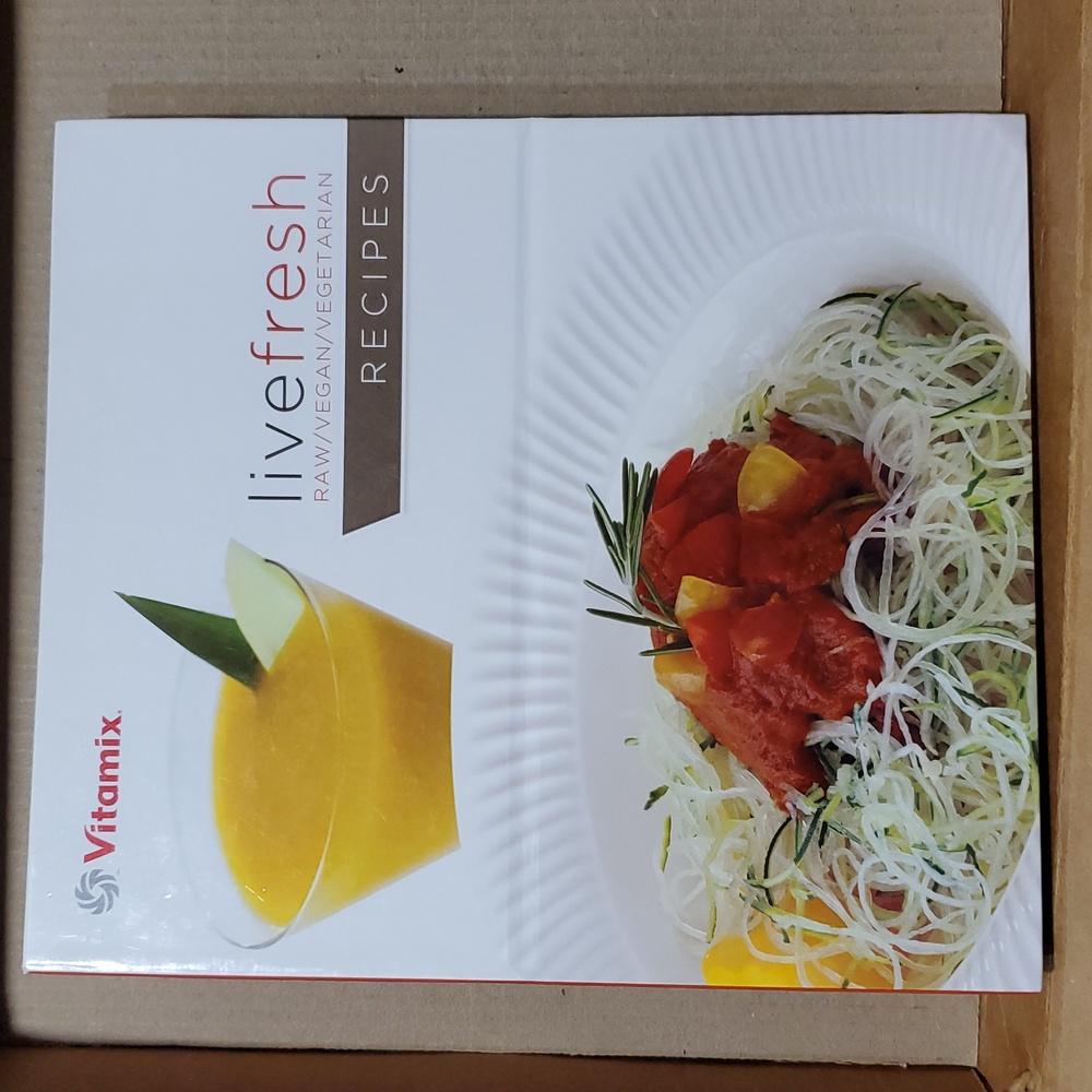 👩🏻‍🍳 Live Fresh Cookbook By Vitamix rind bound hardcover book 📚